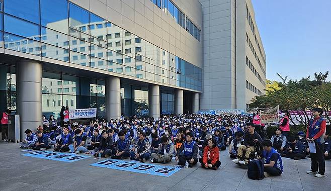 [울산=뉴시스]안정섭 기자 = 울산대학교병원 노조가 지난 3일 오후 병원 신관 앞에서 민주노총 공공운수노조 의료연대본부와 함께 파업 승리 결의대회를 진행하고 있다. 2023.11.03. yohan@newsis.com *재판매 및 DB 금지