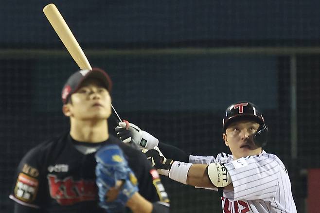 8회 말 1사 2루 LG 박동원이 2점 홈런을 치고 타구를 바라보고 있다. 연합뉴스