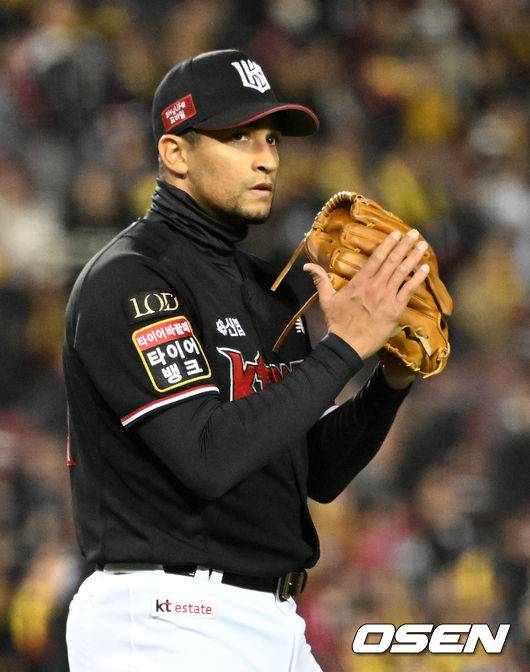 [OSEN=잠실, 이대선 기자] 8일 오후 서울 잠실야구장에서 2023 KBO 프로야구 포스트시즌 한국시리즈 2차전 LG 트윈스와 KT 위즈의 경기가 열렸다.2회초 무사 1루에서 KT 쿠에바스가 LG 박동원을 병살타로 처리하고 있다. 2023.11.08 /sunday@osen.co.kr