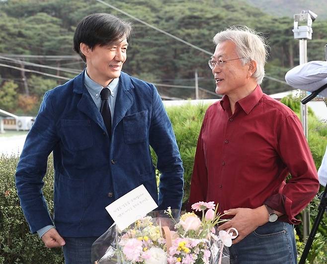 조국 전 법무부 장관이 9일 오후 경남 양산시 하북면 평산책방에서 열린 ‘디케의 눈물’ 작가 사인회에서 문재인 전 대통령과 대화를 하고 있다. 양산=뉴스1