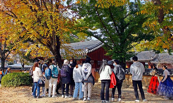 전주한옥마을을 찾은 관광객들이 경기전 관람에 앞서 문화해설사의 설명을 듣고 있다. 전주시 제공