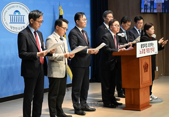 이동근 한국경영자총협회 상근부회장이 8일 국회 소통관에서 노동조합법 개정안 입법 중단을 촉구하는 경제 6단체 공동성명을 발표하고 있다.왼쪽부터 강석구 대한상공회의소 조사본부장, 이호준 한국중견기업연합회 상근부회장, 홍석준 국민의힘 의원, 이 상근부회장, 김창범 한국경제인협회 상근부회장, 이명로 중소기업중앙회 상무이사, 김고현 한국무역협회 전무. 홍윤기 기자