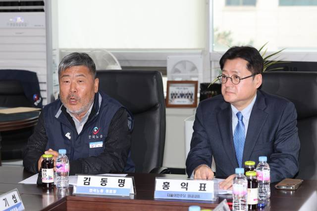 김동명 한국노총 위원장이 6일 서울 영등포구 한국노총 건물에서 홍익표 더불어민주당 원내대표와 간담회를 열고 인사말을 하고 있다. 연합뉴스
