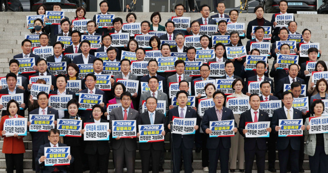 김기현 국민의힘 대표와 윤재옥 원내대표를 비롯한 여당 의원들이 9일 서울 여의도 국회 본청 앞에서 야당의 노란봉투법 및 방송3법 단독처리에 반발하며 규탄대회를 갖고 있다. 오승현 기자