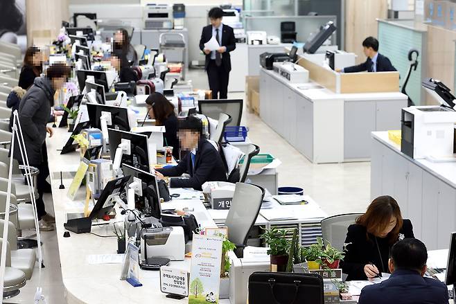 서울 여의도의 한 은행 내부 모습. 창구 텔러 직군은 일반 정규직보다 상대적으로 저임금을 받는데, 여성 비율이 높다. 반면 일반 정규직은 남성이 더 많다. ⓒ시사IN 신선영