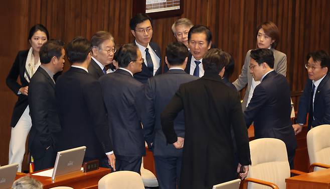 9일 국회 본회의에서 노란봉투법 상정 후 더불어민주당 이재명 대표와 의원들이 대화하고 있다. ⓒ연합뉴스