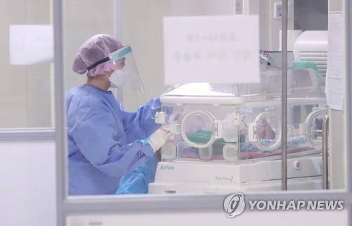 신생아 옮기는 간호사 [연합뉴스 자료사진]