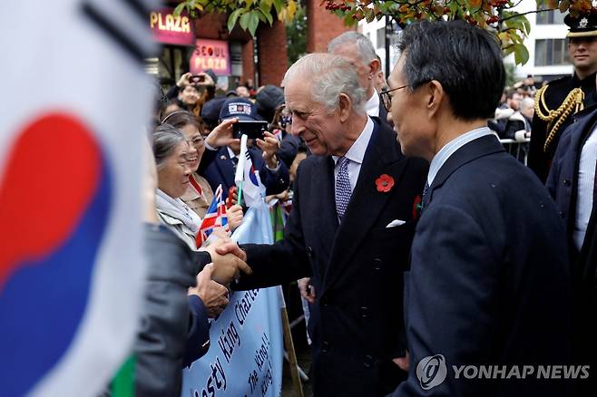 영국 찰스 3세 국왕 뉴몰든 한인타운 방문 (로이터=연합뉴스) 영국 찰스 3세 국왕이 8일(현지시간) 처음으로 뉴몰든 한인타운을 방문해서 한인들을 만났다. 2023.11.8 photo@yna.co.kr