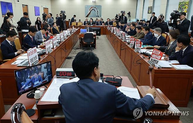 여야 맞붙 피켓팅으로 '감사재개' (서울=연합뉴스) 한종찬 기자 = 장제원 과학기술정보방송통신위원회 위원장이 17일 오전 국회에서 열린 과학기술정보방송통신위원회 국정감사에서 의사봉을 두드리고 있다.  2023.10.17 saba@yna.co.kr