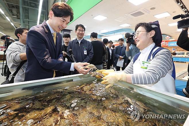 수산물 행사 현황 점검 (서울=연합뉴스 자료사진) 강민지 기자 = 박성훈 해양수산부 차관이 2일 서울 서초구 하나로마트 양재점에서 정부비축 수산물 방출 현장점검 및 수산물 할인행사 진행현황을 점검하고 있다. 2023.11.2 mjkang@yna.co.kr