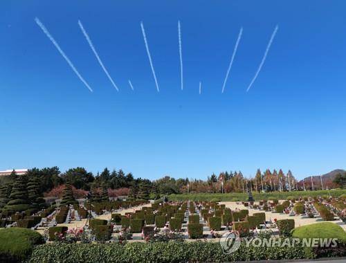 유엔묘지 위 그려진 11.11.11 (부산=연합뉴스) 손형주 기자 = 공군 특수비행팀인 블랙이글스가 '턴 투워드 부산' 행사를 기념해 부산 남구 유엔기념 상공에 11월 11일 11시를 그리고 있다. 2020.11.10 [자료사진]