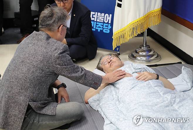 이재명 방문한 조응천 의원 (서울=연합뉴스) 한상균 기자 = 15일 단식 투쟁 16일차인 더불어민주당 이재명 대표가 국회 당대표실에서 조응천 의원을 만나고 있다. 2023.9.15 [공동취재] xyz@yna.co.kr