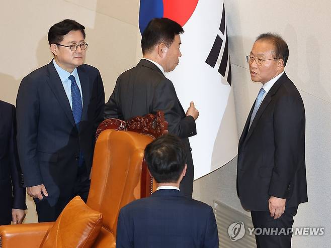 본회의장 여야 원내대표 (서울=연합뉴스) 한상균 기자 = 9일 국회 본회의에서 김진표 의장이 국민의힘 윤재옥 원내대표와 더불어민주당 홍익표 원내대표가 안건 처리에 대해 논의하고 있다. 노란봉투법과 방송3법은 이날 야당 단독으로 통과됐다. 2023.11.9 xyz@yna.co.kr