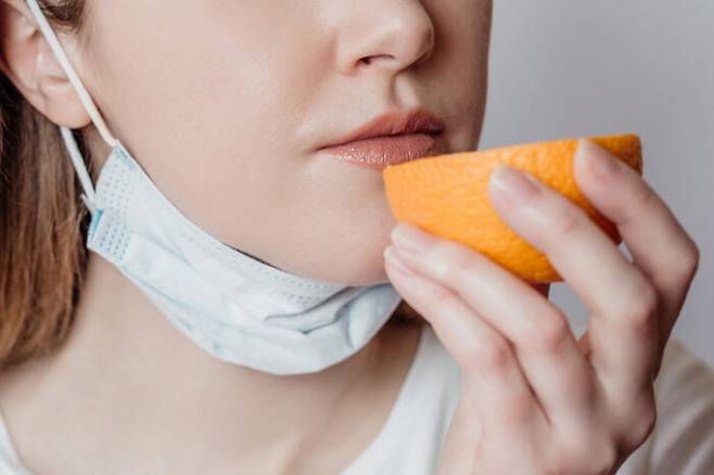 코로나19 감염 후유증으로 맛 냄새 감각을 잃었다고 호소하는 사람이 적지 않다. 혹시 평생 감각이 회복되지 않을까 두렵다. 이런 사람들에게 작은 희소식이 전해졌다. [사진=게티이미지뱅크]