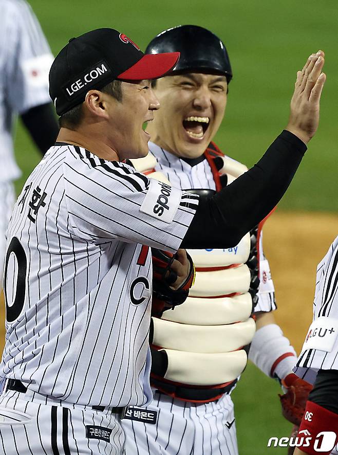 8일 오후 서울 송파구 올림픽로 잠실야구장에서 열린 프로야구 '2023 신한은행 SOL KBO 포스트시즌' 한국시리즈 2차전 LG 트윈스와 kt 위즈의 경기에서 역전승 주역 LG 박동원과 솔로포를 터트린 오지환이 환하게 웃고 있다. 2023.11.8/뉴스1 ⓒ News1 박정호 기자