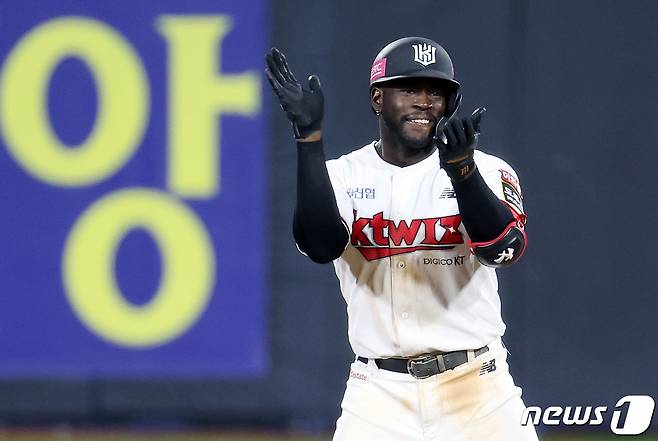 10일 오후 경기도 수원시 장안구 수원KT위즈파크에서 열린 '2023 신한은행 SOL KBO 포스트시즌' 한국시리즈 3차전 kt 위즈와 LG 트윈스의 경기 5회말 1사 1,3루 kt 알포드가 1타점 동점 적시타를 때려낸 뒤 세리머니를 하고 있다. 2023.11.10/뉴스1 ⓒ News1 이동해 기자