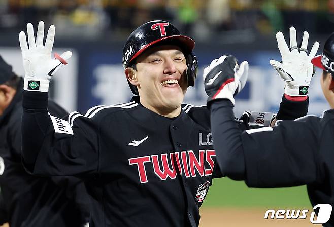 10일 오후 경기도 수원시 장안구 수원KT위즈파크에서 열린 '2023 신한은행 SOL KBO 포스트시즌' 한국시리즈 3차전 kt 위즈와 LG 트윈스의 경기, 6회초 무사 1루 LG 박동원이 투런홈런을 쏘아올린 뒤 문보경과 기쁨을 나누고 있다. 2023.11.10/뉴스1 ⓒ News1 이동해 기자