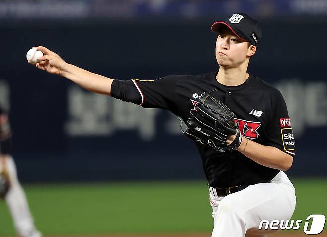 3일 오후 경남 창원시 마산회원구 양덕동 창원NC파크에서 열린 프로야구 '2023 신한은행 SOL KBO 포스트시즌' 플레이오프 4차전 kt 위즈와 NC 다이노스의 경기, kt 엄상백이 9회말 등판해 힘차게 공을 던지고 있다. 2023.11.3/뉴스1 ⓒ News1 김진환 기자