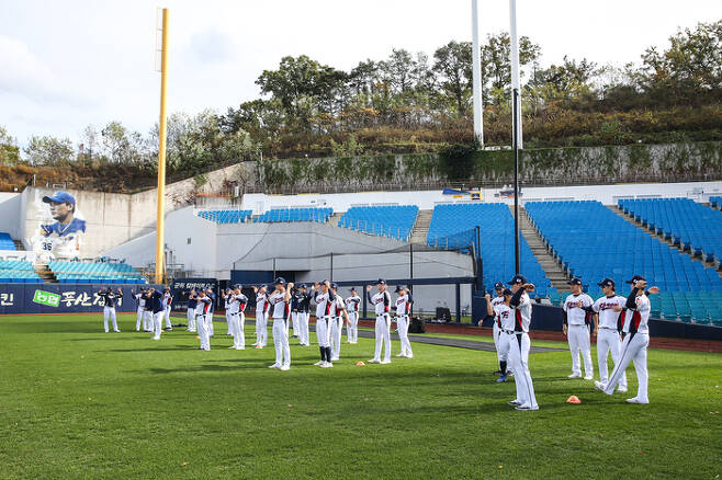 APBC 야구 대표팀이 6일 대구삼성라이온즈파크에서 열린 첫 훈련에 앞서 몸을 풀고 있다.  사진제공 | KBO