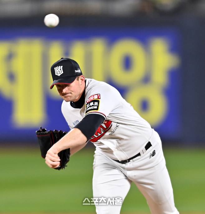 KT 벤자민이 10일 수원KT위즈파크에서 열린 2023 KBO 한국시리즈 3차전 LG전에 선발 등판해 역투하고 있다. 2023.11.10. 수원 | 강영조기자 kanjo@sportsseoul.com