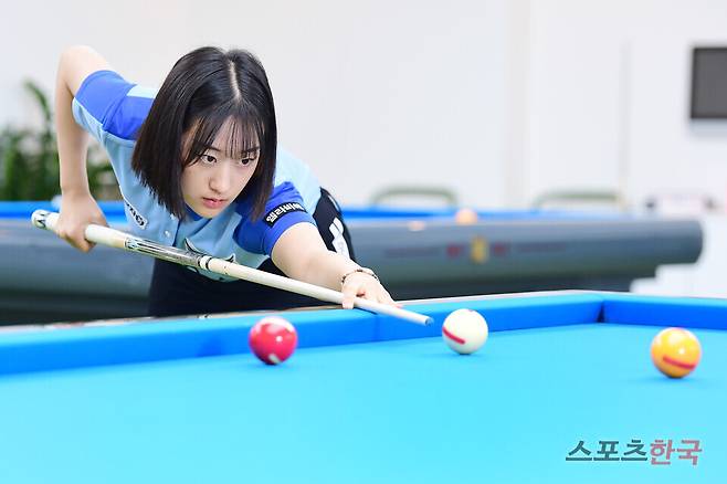 프로당구 선수 장가연이 스포츠한국과의 인터뷰에서 포즈를 취하고 있다. ⓒ이혜영 기자 lhy@hankooki.com