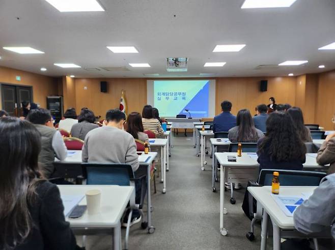 사천시 회계담당 공무원들이 2023년 회계실무 교육을 받고 있다.