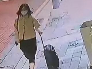 지난 26일 또래 여성을 살해한 정유정이 범행 후 시신을 유기하기 위해 자신의 집에서 여행용 가방을 챙겨 다시 피해자의 집으로 가고 있는 모습. /부산경찰청