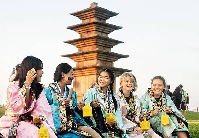 익산 왕궁리 5층 석탑서 ‘백제 체험’- 4일 새만금 세계 스카우트 잼버리 야영장이 있는 전북 부안군에서 인근 익산시 왕궁리 오층 석탑으로 영외 활동을 나선 태국과 스웨덴 스카우트 대원들이 백제 귀족 의상을 입고 대화를 나누고 있다. /뉴시스