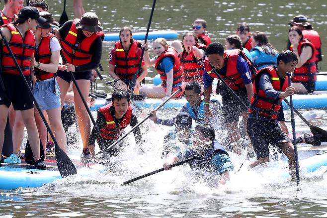 '2023 새만금 제25회 세계스카우트잼버리' 참가한 스카우트 대원들이 4일 전북 부안군 직소천에 마련된 영외 과정 활동장인 물놀이 체험장에서 즐거운 한때를 보내고 있다./뉴시스