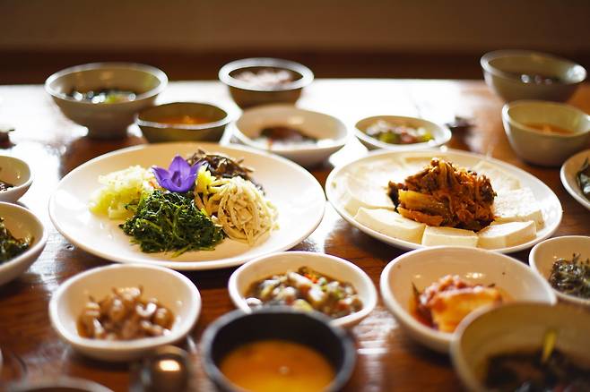 '고운동천' 주인이 직접 차려 투숙객에게 제공하는 식사. 지리산 나물 등 채식을 기본으로 한다. / 고운동천