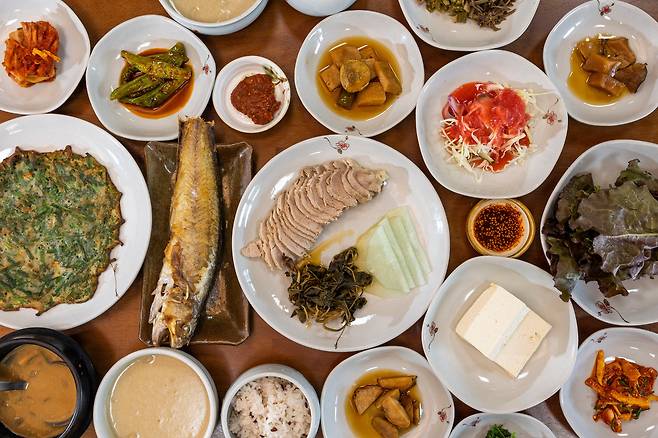 지리산 약초와 나물 반찬, 흑돼지수육, 들깨죽 등 소박한 음식들을 한정식 코스처럼 내는 '예담원'의 매화정식. / 이신영 영상미디어 기자