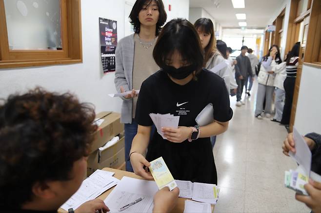 지난 2일 대구 달성군 한울안중 2층 복도에 설치된 '경제금융부'에서 학생이 급여를 수령하고 있다. /한울안중