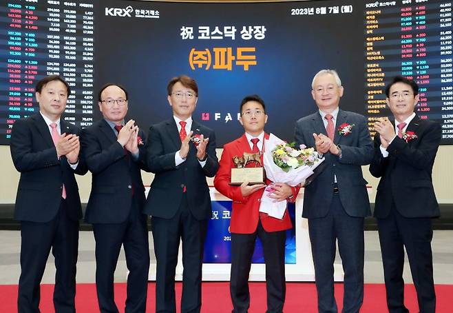 올해 8월 7일 서울 영등포구 한국거래소에서 열린 '파두 코스닥시장 상장기념식'에서 유도석 한국IR협의회 상무(왼쪽부터), 강왕락 코스닥협회 부회장, 이부연 한국거래소 코스닥시장본부장보, 이지효 파두 대표이사, 정영채 NH투자증권 대표이사, 배영규 한국투자증권 IB그룹장이 기념촬영을 하고 있다. 한국거래소 제공