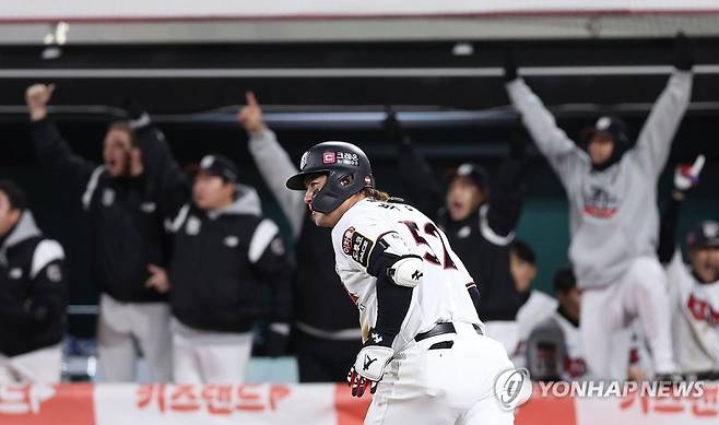 박병호 '8회말 역전 보여줄게' (수원=연합뉴스) 김성민 기자 = 10일 경기도 수원케이티위즈파크에서 열린 2023 KBO 한국시리즈 3차전 LG 트윈스와 kt wiz의 경기. 8회말 1사 2루 kt 박병호가 역전 2점 홈런을 치고 타구를 바라보며 그라운드를 달리고 있다. 2023.11.10 ksm7976@yna.co.kr