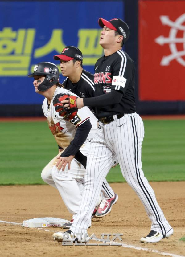 LG 트윈스와 kt위즈의 2023 KBO 한국시리즈 3차전 경기가 10일 오후 수원 KT위즈파크에서 열렸다. LG 유격수 오지환이 5회 실책한뒤 아쉬워하고 있다. 수원=정시종 기자 capa@edaily.co.kr /2023.11.10.