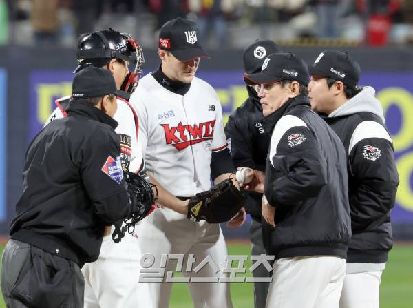 LG 트윈스와 kt위즈의 2023 KBO 한국시리즈 3차전 경기가 10일 오후 수원 KT위즈파크에서 열렸다. kt 선발 벤자민이 6회 교체 되고있다. 수원=정시종 기자 capa@edaily.co.kr /2023.11.10.