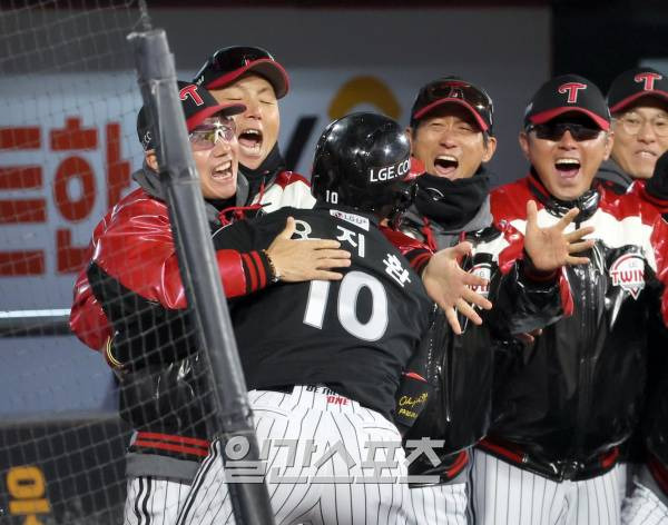 LG 트윈스와 kt 위즈의 2023 KBO 한국시리즈 3차전 경기가 10일 오후 수원 KT위즈파크에서 열렸다. LG 오지환이 9회 kt 마무리 김재윤을 상대로 역전 우월 3점 홈런을 날리고 염경엽 감독과 기뻐하고 있다. 수원=정시종 기자