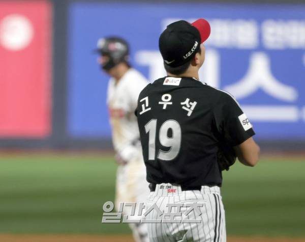 LG 트윈스와 kt 위즈의 2023 KBO 한국시리즈 3차전 경기가 10일 오후 수원 KT위즈파크에서 열렸다. LG 마무리 고우석이 8회 kt 박병호에게 좌월 2점 홈런을 허용하고 아쉬워하고 있다. 수원=정시종 기자