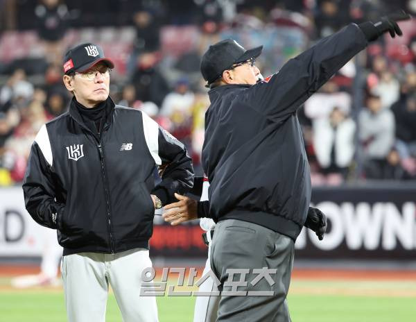 2023 KBO 프로야구 포스트시즌 kt위즈와 LG트윈스의 한국시리즈 3차전 경기가 10일 오후 경기도 수원 kt위즈파크에서 열렸다. 9회말 1사 박준태 타석 때 이강철 감독이 나와 최수원 3루심에게 스윙 판정에 대해 강하게 어필하다 퇴장을 당하고 있다. 수원=김민규 기자 mgkim1@edaily.co.kr /2023.11.10/