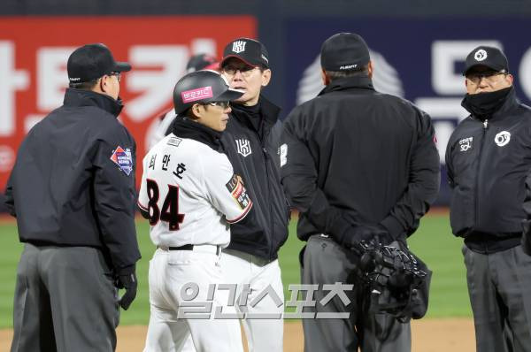 LG 트윈스와 kt위즈의 2023 KBO 한국시리즈 3차전 경기가 10일 오후 수원 KT위즈파크에서 열렸다. KT 이강철 감독이 9회 항의 하다 퇴장 당하고있다. 수원=정시종 기자 capa@edaily.co.kr /2023.11.10.