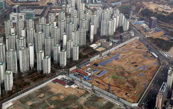 서울 송파구 롯데월드타워 서울스카이에서 바라본 아파트 재건축 현장 [사진=뉴시스]