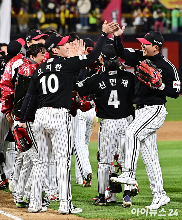 LG 트윈스는 10일 수원 KT 위즈파크에서 열린 KT 위즈와 2023 신한은행 SOL KBO 포스트시즌 한국시리즈 3차전에서 8–7로 승리를 거뒀다. 승리를 거둔 LG 선수들이 기뻐하고 있다. [사진=곽영래 기자]