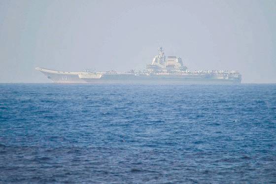 지난 4월 대만 동부 해안에서 370㎞ 떨어진 서태평양에서 훈련 중인 중국 함모 산둥함. AFP=연합뉴스