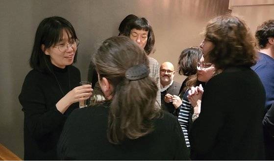 작가 한강이 9일(현지시간) 프랑스 4대 문학상 중 하나인 메디치 외국문학상을 수상한 뒤 현지 출판사가 마련한 축하 파티에 참석해 관계자들과 이야기를 나누고 있다. 연합뉴스