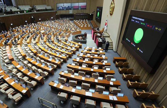 9일 오후 국회 본회의장에서 국민의힘 의원들이 퇴장한 가운데 노란봉투법, 방송3법 등을 표결 통과시키고 있다. 강정현 기자