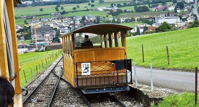 슈탄저호른은 나무로 만들어진 열차를 줄로 끌어당기는 푸니쿨라 방식의 등반열차를 운행하고 있다.      박병원 안민정책포럼 이사장