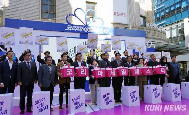 &nbsp;장영진 산업통상자원부 1차관과 강성현, 정동식 공동추진위원장 및 내빈들이 10일 오후 서울 중구 명동예술극장 앞에서 열린 코리아세일페스타 개막식에서 기념 촬영을 하고 있다.