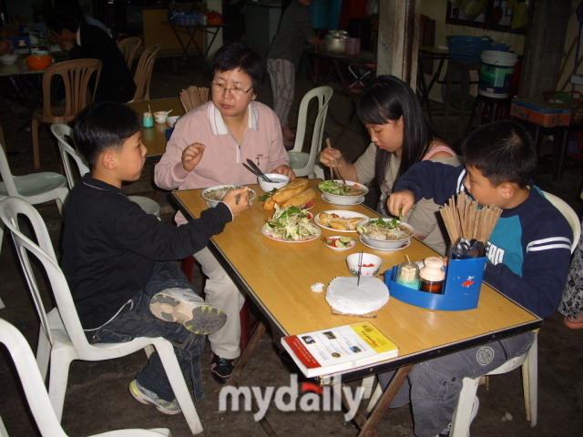 푸짐한 쌀국수에 바게트 빵을 함께 준 분 보 후에 식당/신양란