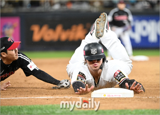 KT 위즈 박병호가 3루로 슬라이딩하고 있다./수원=한혁승 기자 hanfoto@mydaily.co.kr