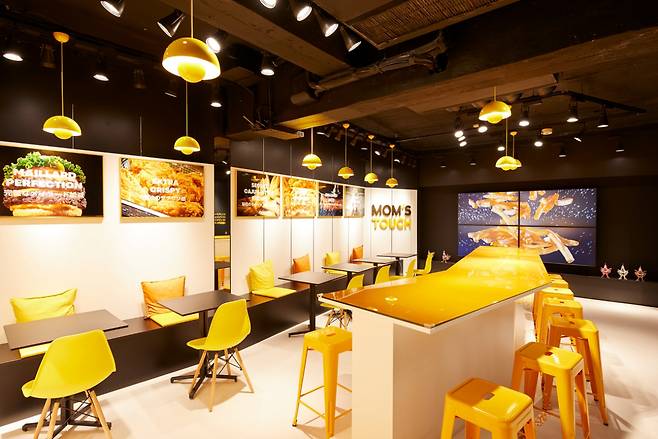 맘스터치 도쿄 팝업스토어 내부 모습 [맘스터치 제공]